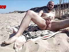 Inexperienced Leo Bulgari strokes off on the beach in a thrilling public outdoor encounter